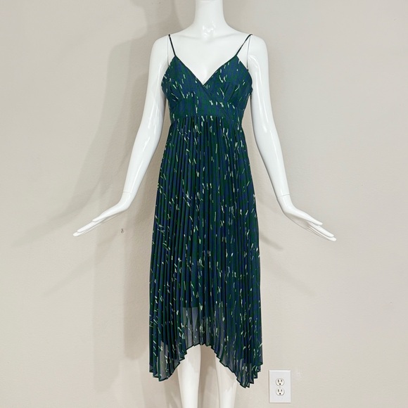 NWT UNIQLO Pleated Camisole Green Dress, Abstract Print Size Small - Picture 1 of 13